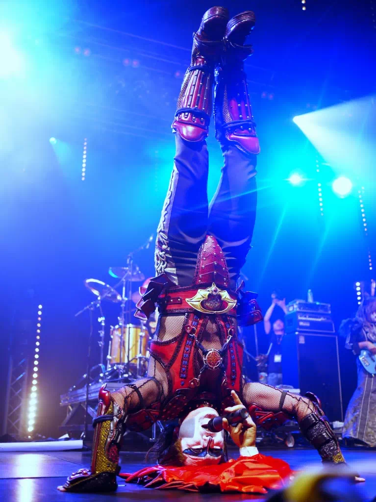 デーモン閣下　逆立ち