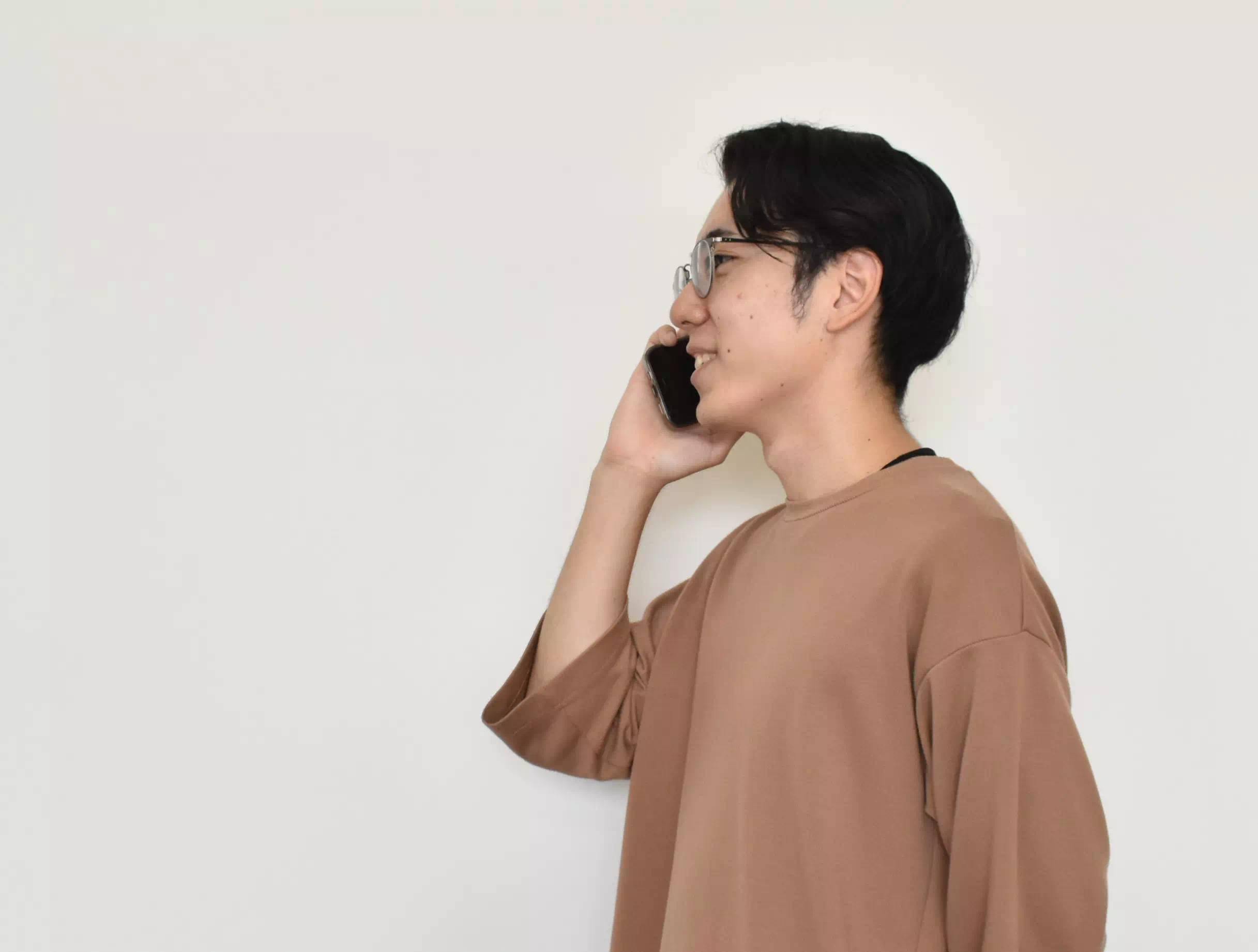 電話をかけている姿　
