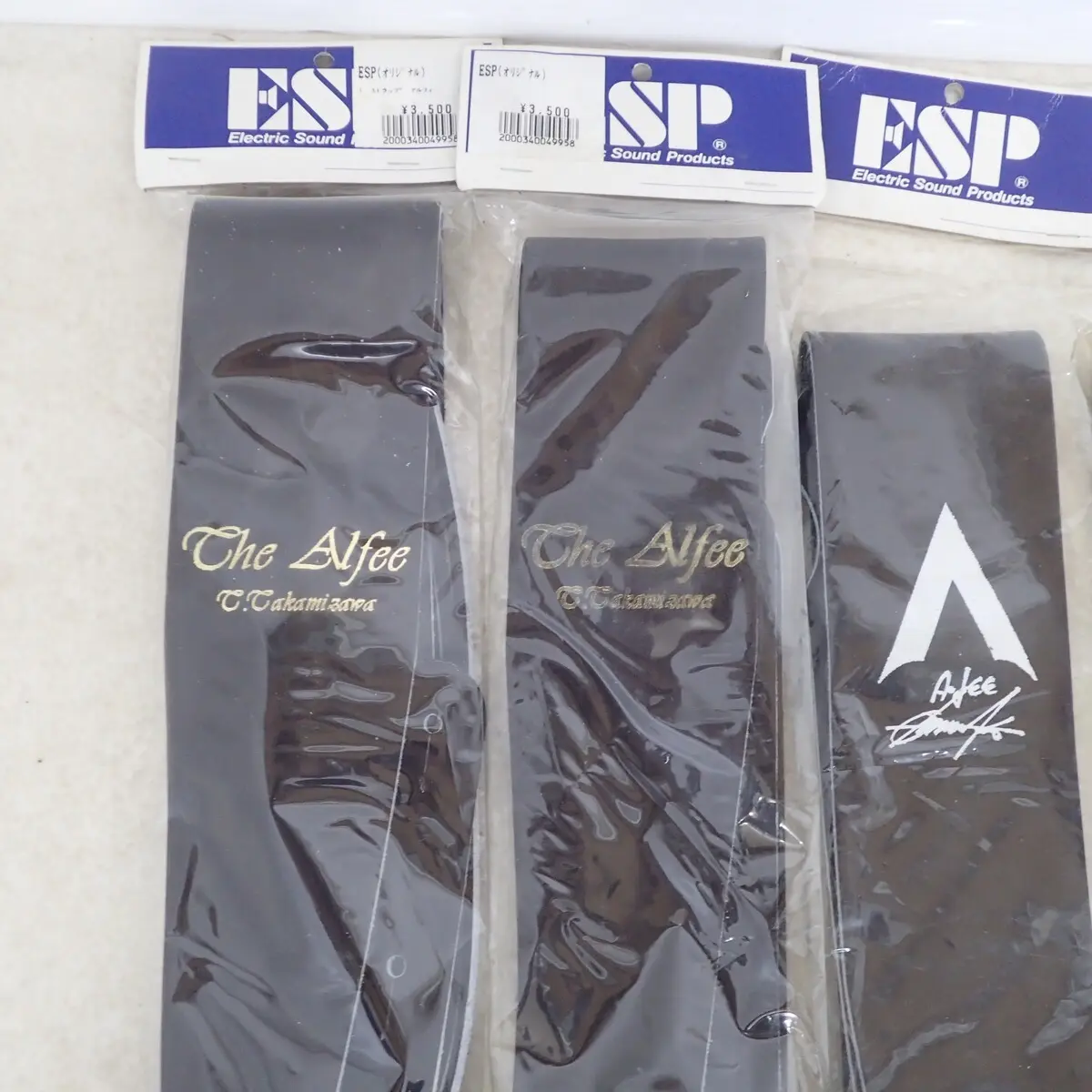 高見沢俊彦シグネチャーモデルギターストラップ T.Takamizawa筆記体の箔押しモデルとAGESサイン入りモデル