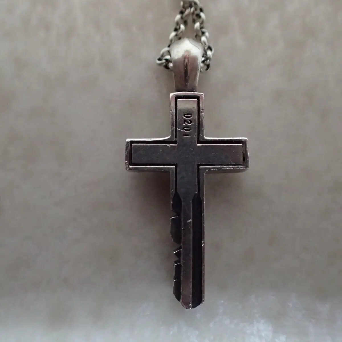 NIL DUE/NIL UN TOKYO-LOGIN CROSS NECKLACE ペンダントトップ後ろ