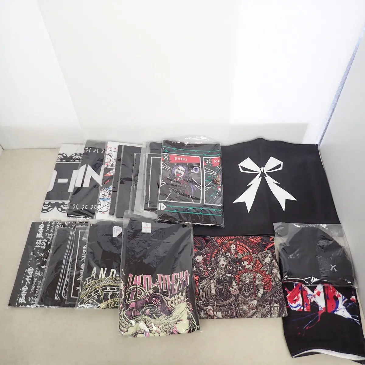 BAND-MAID 大量のグッズ
