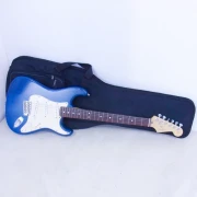 FENDER エレキギター ストラトキャスター 木目ブルー ソフトケース付き